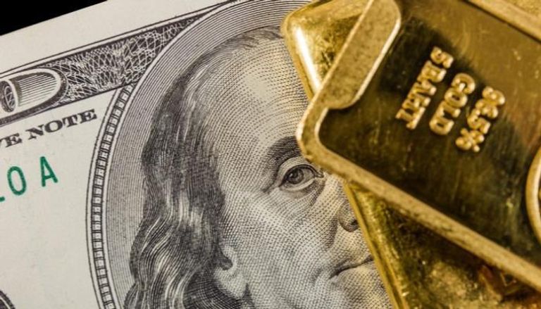الذهب يتراجع وسط ارتفاع الدولار