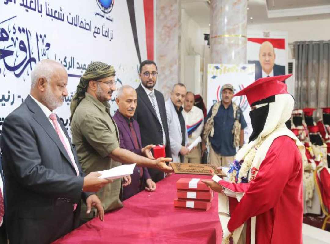 طارق صالح يشهد تخرج الدفعة الأولى من جامعة الحديدة